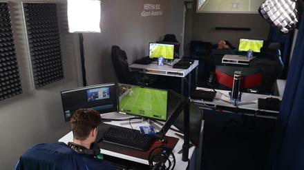 Fußballspielen am Computer gehört zu den klassischen E-Sport-Games. 