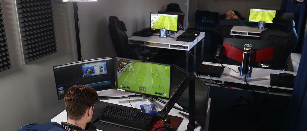 Fußballspielen am Computer gehört zu den klassischen E-Sport-Games. 