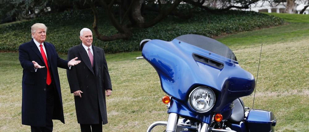 US-Präsident Donald Trump und sein Vizepräsident Mike Pence bewundern eine Harley Davidson. Die EU hat angedroht, den Import der US-Motorräder mit hohen Zöllen zu belegen.