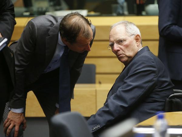 Bundesfinanzminister Wolfgang Schäuble mit seinem niederländischen Amtskollegen Eric Wiebes in Brüssel bei Griechenland-Verhandlungen.