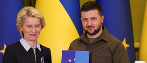 Beitrittsperspektive für die Ukraine? Kommissionspräsidentin Ursula von der Leyen bei Präsident Wolodymyr Selenskyj in Kewi.