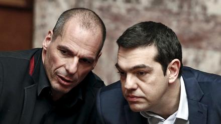 Verschworen - bis zum Bruch. Regierungschef Alexis Tsipras (rechts) waren die Pläne seines Finanzministers Yanis Varoufakis für die Rückkehr zu einer Parallelwährung zu heikel. 