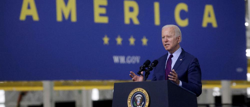 Joe Biden hält eine Rede in einem Ford-Werk in den USA.