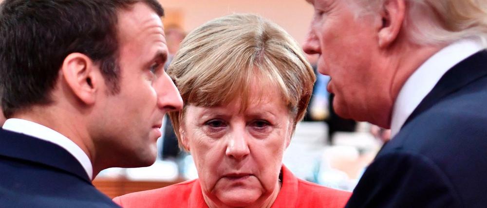 Frankreichs Präsident Macron, Kanzlerin Merkel und US-Präsident Trump (v.l.n.r.) im vergangenen Juli beim G-20-Gipfel in Hamburg.