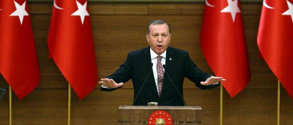 Recep Tayyip Erdogan Erdogan verhält sich nicht wie ein Präsident, sondern wie ein Gebieter.