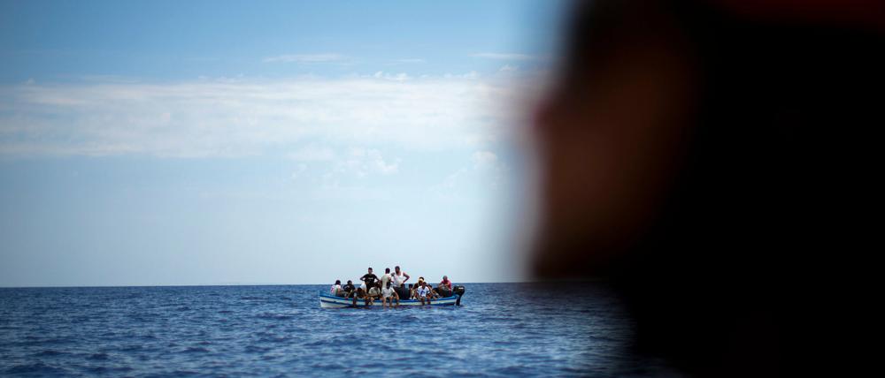 Migranten auf hoher See. Sie warten auf Hilfe. Foto: AP/dpa/Francisco Seco