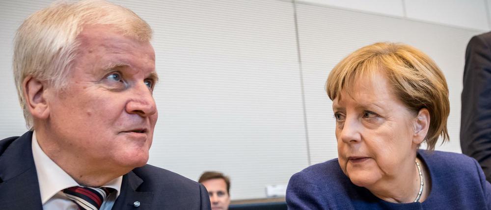 Bundeskanzlerin Angela Merkel (CDU) spricht mit Bayerns Ministerpräsident Horst Seehofer (CSU) vor Beginn der ersten Sitzung der Unionsfraktion.