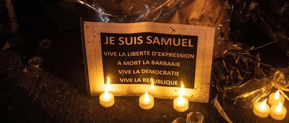 Ein Gedenkfeier für den ermordeten Lehrer Samuel Paty.
