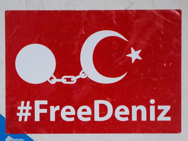#FreeDeniz als Aufkleber - am Mittwoch 14.2.2018 wird wieder für Deniz Yücels Freilassung demonstriert.