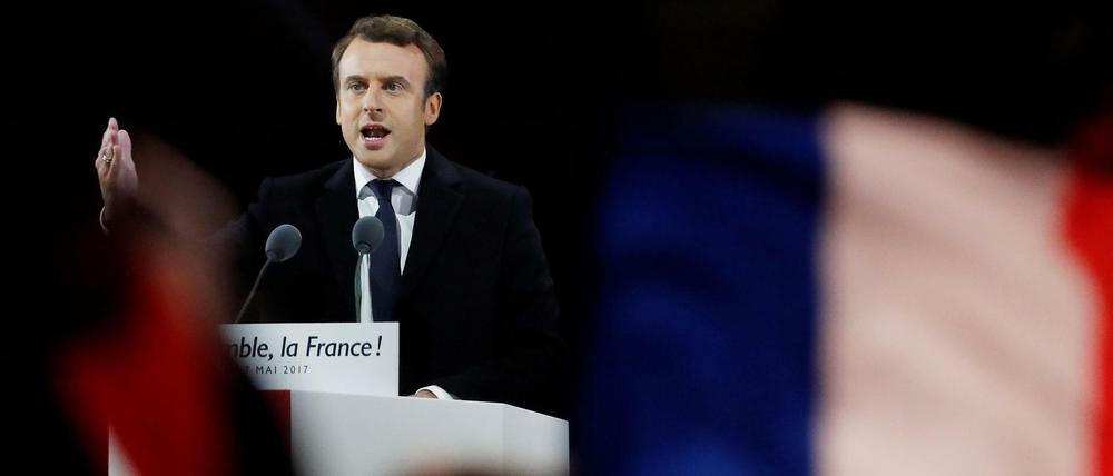 Emmanuel Macron vor jubelnder Menge am Pariser Louvre.
