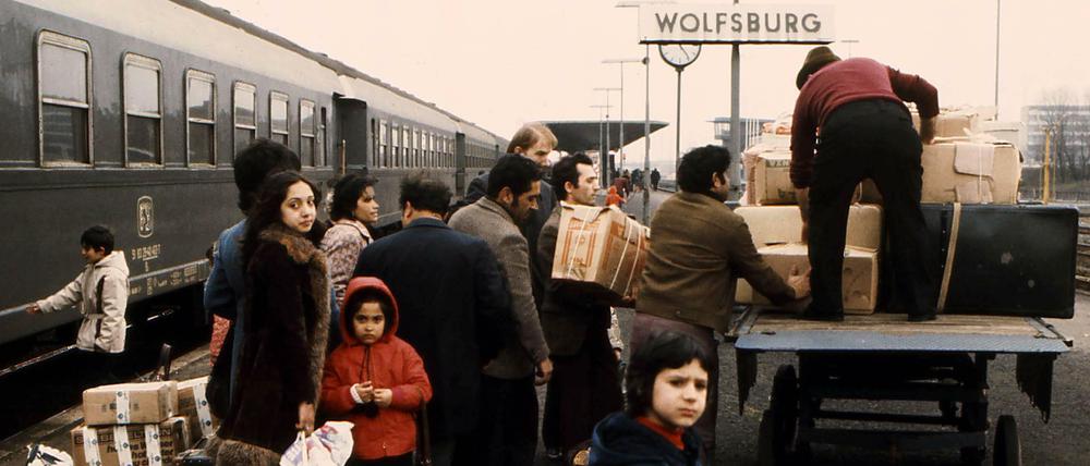 Italienische Familien auf dem Bahnhof von Wolfsburg in den 1970er Jahren