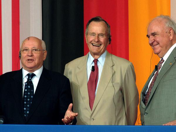 ei Der frühere sowjetische Präsident Michail Gorbatschow (l-r), George H.W. Bush und Altbundeskanzler Helmut Kohl bei einem Treffen an der hessisch-thüringischen Grenze.