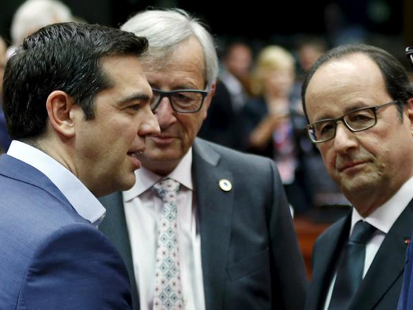 Griechenlands Ministerpräsident Alexis Tsipras (links) mit dem Präsidenten der EU-Kommission Jean-Claude Juncker und dem französischen Präsidenten Francois Hollande 