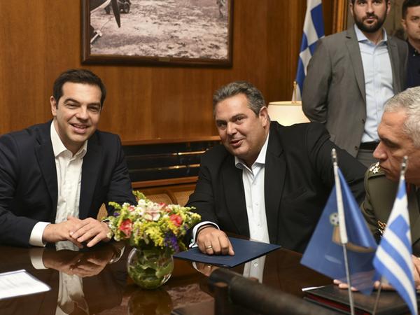 Alexis Tsipras (l.) mit Panos Kammenos (m.).