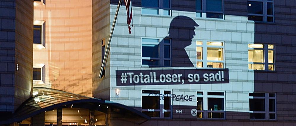 Greenpeace-Protest: eine Projektion auf der Berliner US-Botschaft in der Nacht zu Freitag.