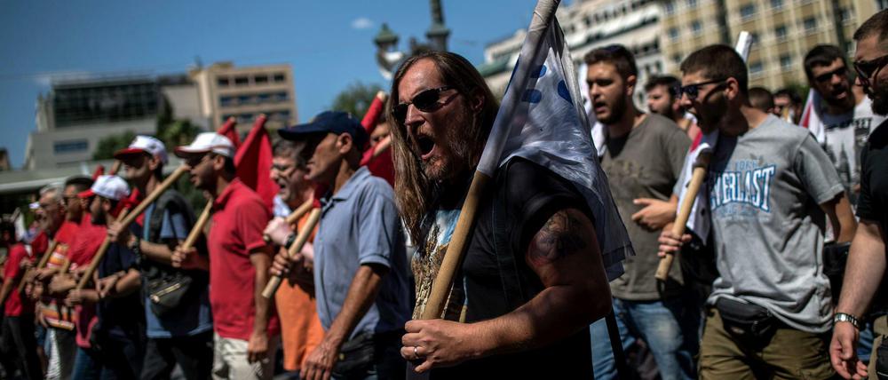 Streikende Mitglieder der Arbeiterfront PAME ziehen am Mittwoch durch die Innenstadt Athens.