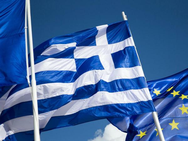 Die griechische Flagge zwischen zwei Europafahnen.