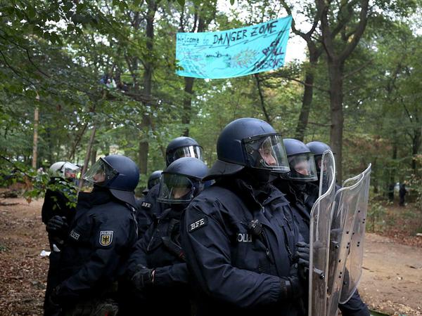 Polizisten beim Einsatz im Hambacher Forst