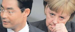 Gar nicht partnerschaftlich. Während die CDU-Vorsitzende Merkel die Debatte um die Familienleistung am liebsten von Tisch gehabt hätte, kommen von FDP-Chef Rösler nach der Verschiebung der Bundestagsabstimmung neue Vorschläge.