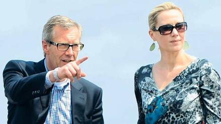 Nur noch bedingt im Visier der Staatsanwaltschaft: Ex-Bundespräsident Wulff und seine Frau Bettina in diesem Sommer auf der Galopprennbahn Langenhagen. 