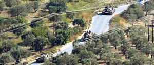 Aufmarsch. Eine Panzerkolonne der syrischen Regierungstruppen am Wochenende in der Nähe der Grenze zur Türkei. 