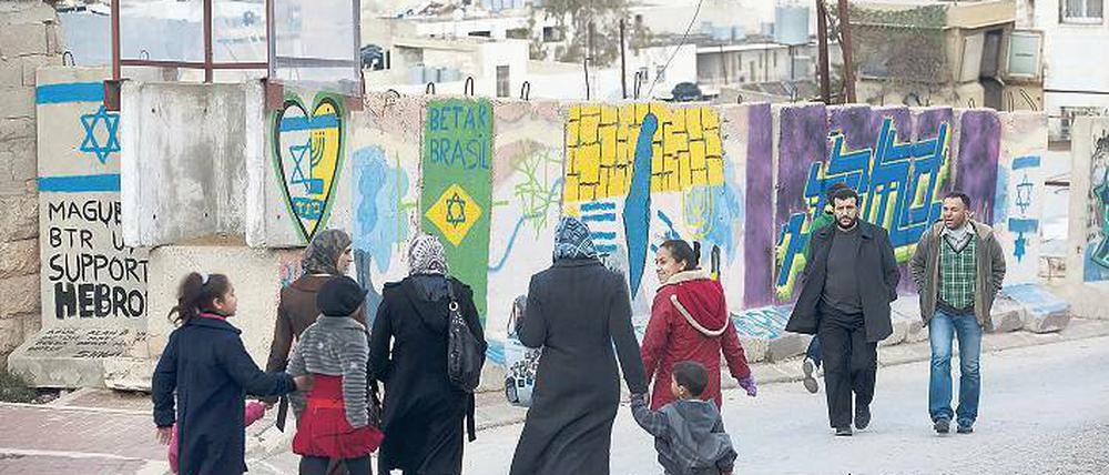 Wie kleine Trutzburgen. Rund 700 nationalistisch gesinnte israelische Siedler leben in Hebron – zum großen Teil hermetisch abgeschottet von ihrer Umgebung. Ihre Häuser werden rund um die Uhr bewacht. Foto: Menahem Kahane/AFP