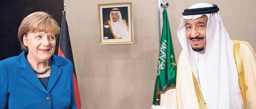 Wiedersehen. Angela Merkel und der König und Premierminister von Saudi-Arabien, Salman bin Abdelasis al Saud, trafen sich 2015 beim G-20-Gipfel in der Türkei. Am Sonntag reist die Kanzlerin nach Saudi-Arabien. 