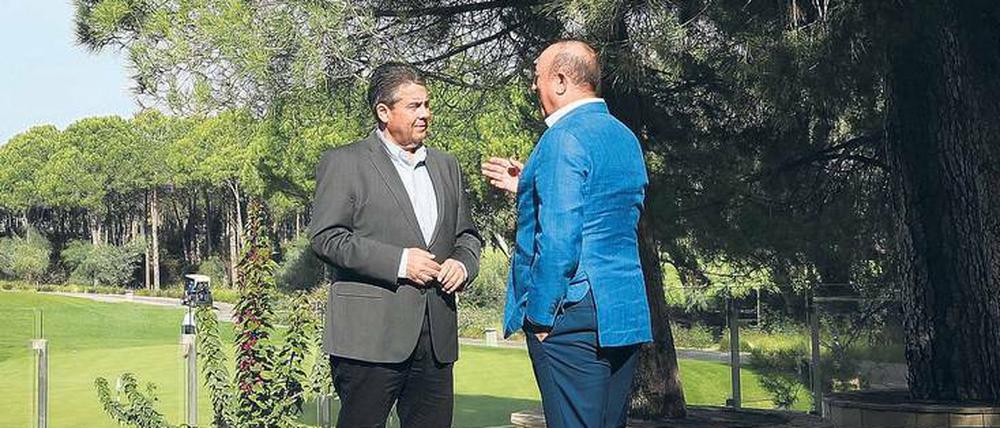 Der deutsche Außenminister Sigmar Gabriel (SPD) traf sich Anfang November informell mit seinem türkischen Amtskollegen Mevlüt Cavusoglu in Antalya. 