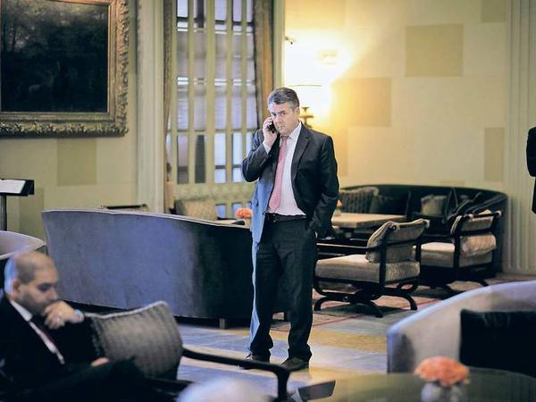 Immer im Dienst: Bundesaußenminister Sigmar Gabriel telefoniert im Hotel King David in Jerusalem.