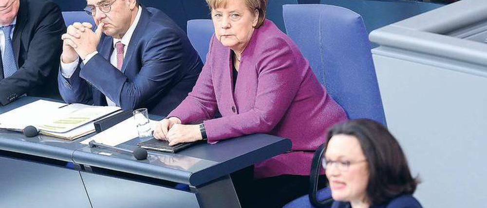 Das Thema Europa erwies sich im Bundestag für Angela Merkel (CDU, o.) und Andrea Nahles (SPD) nur begrenzt konflikttauglich. 