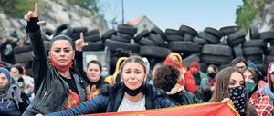 Widerstand. Demonstranten haben am Wochenende eine Barrikade errichtet, um den Weg nach Cetinje zu versperren.