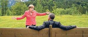 Kanzlerin Merkel erklärt US-Präsident Obama 2015 in Elmau die Welt.