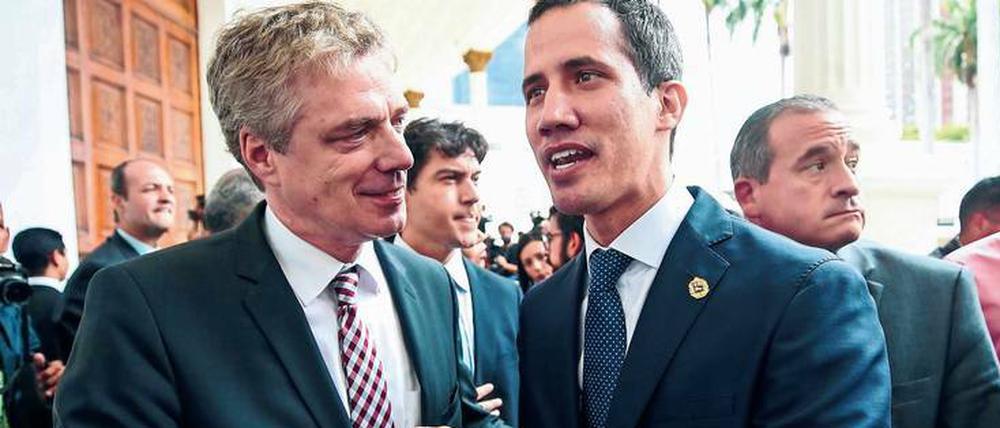 Der deutsche Botschafter Daniel Kriener (links) unterstützt Venezuelas Oppositionsführer Juan Guaidò. 