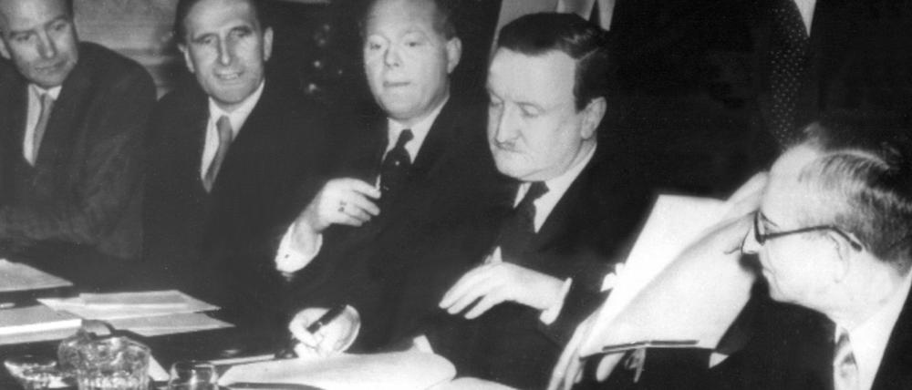 Hermann Josef Abs (Mitte) bei der Unterzeichnung des Londoner Schuldenabkommens am 27. Februar 1953 