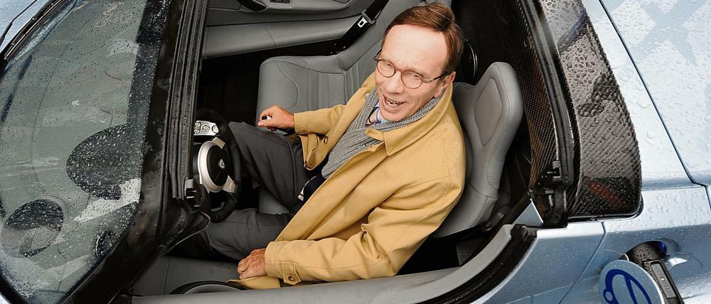 Der Präsident des Verbandes der Automobilindustrie (VDA), Matthias Wissmann, in einem Tesla Roadster.