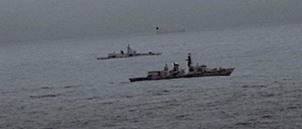 Die britische "HMS St Albans" eskortiert das russische Kriegsschiff „Admiral Gorschkow“.