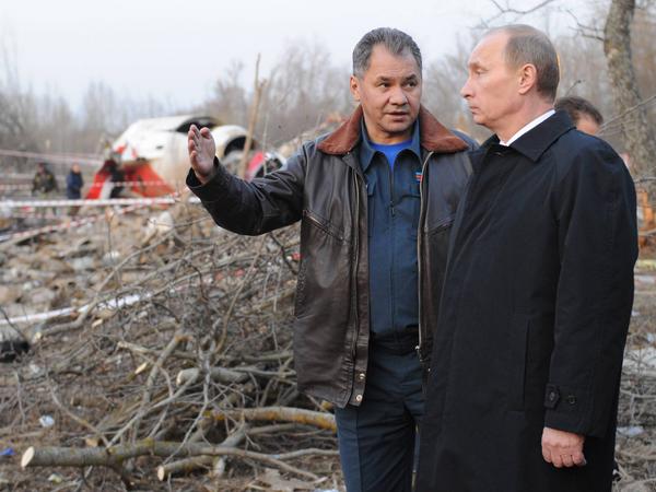 Der russische Minister für Katastrophenschutz Sergej Schoigu und der russische Premierminister Wladimir Putin besichtigen 2010 die Absturzstelle des Flugzeugs des damaligen polnischen Präsidenten Lech Kaczynski in der Region Smolensk.