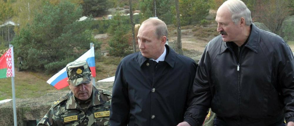 Alexander Lukaschenko und Wladimir Putin bei einer Miltärübung 2013. Das Verhältnis der beiden hat sich deutlich verschlechtert.