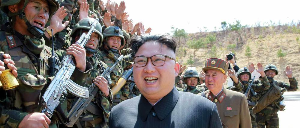 Nordkoreanische Soldaten begrüßen im April Staatschef Kim Jong Un während eines militärischen Wettbewerbes.