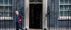 Der britische Premier Johnson beim Verlassen der Downing Street.