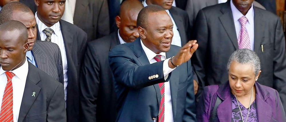 Erst mal in die Kirche. Am Tag, nachdem sein Wahlsieg verkündet war, besuchte der künftige Präsident Kenias, Uhuru Kenyatta (mitte) gemeinsam mit seiner Frau Margaret eine Kirche. Er tritt in die Fußstapfen seines Vaters, Jomo Kenyatta, der Kenia in die Unabhängigkeit geführt hatte. 