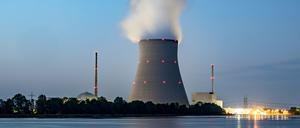 Wasserdampf steigt aus dem Kühltum vom Atomkraftwerk (AKW) Isar 2. Die Bundesregierung steht zunehmend unter Druck, den Atomausstieg zu verschieben.