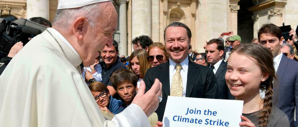 Papst Franziskus (l) begrüßt die schwedische Klimaaktivistin Greta Thunberg (r) 