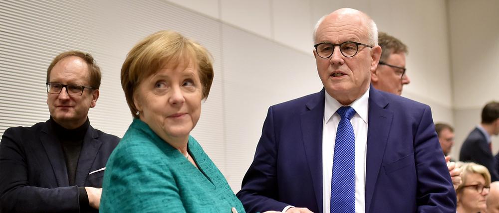 Bundeskanzlerin Angela Merkel (CDU) und Volker Kauder, Fraktionsvorsitzender CSU, zeigen im Fraktionssaal den Koalitionsvertrag. 