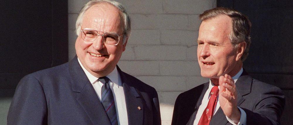 George H. W. Bush (r.)und Bundeskanzler Helmut Kohl im Jahr 1988 in Washington