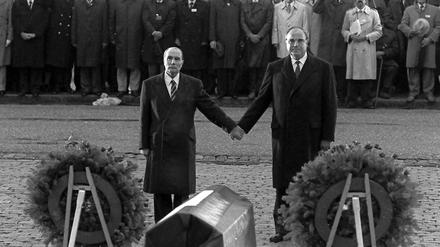 Eine der großen Nachkriegsgesten: Helmut Kohl und François Mitterrand stehen 1984 Hand in Hand an den Soldatengräbern von Verdun. 