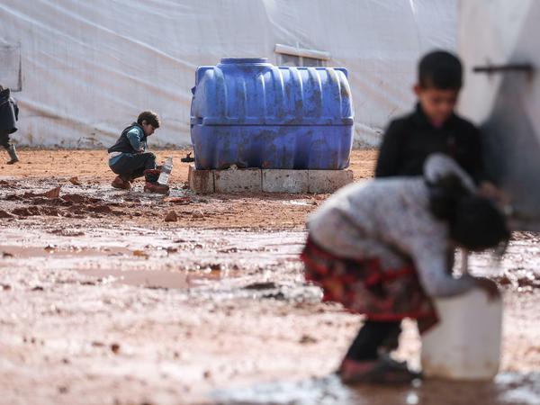Wasserversorgung in einem provisorischen Flüchtlingslager für Familien in Syrien.