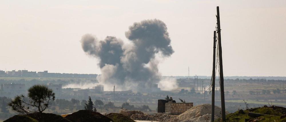 Rauchschwaden steigen nach einem Luftangriff auf, der angeblich von Flugzeugen der russischen und syrischen Streitkräfte in der Stadt Sarmin ausgeführt wurde. 