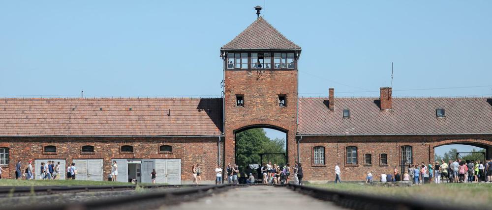 Das polnische Holocaust-Gesetz soll historisch falsche Verwendungen wie „Auschwitz als polnisches Lager“ verhindern und bestrafen. 