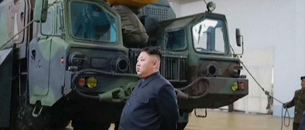 Ein Bild des nordkoreanischen Fernsehens zeigt angeblich Kin Jong Un in einem Testgelände für Raketen. 